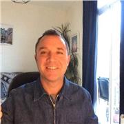 Profesor de inglés con amplia experiencia, especializado en clases para adultos y entornos profesionales.